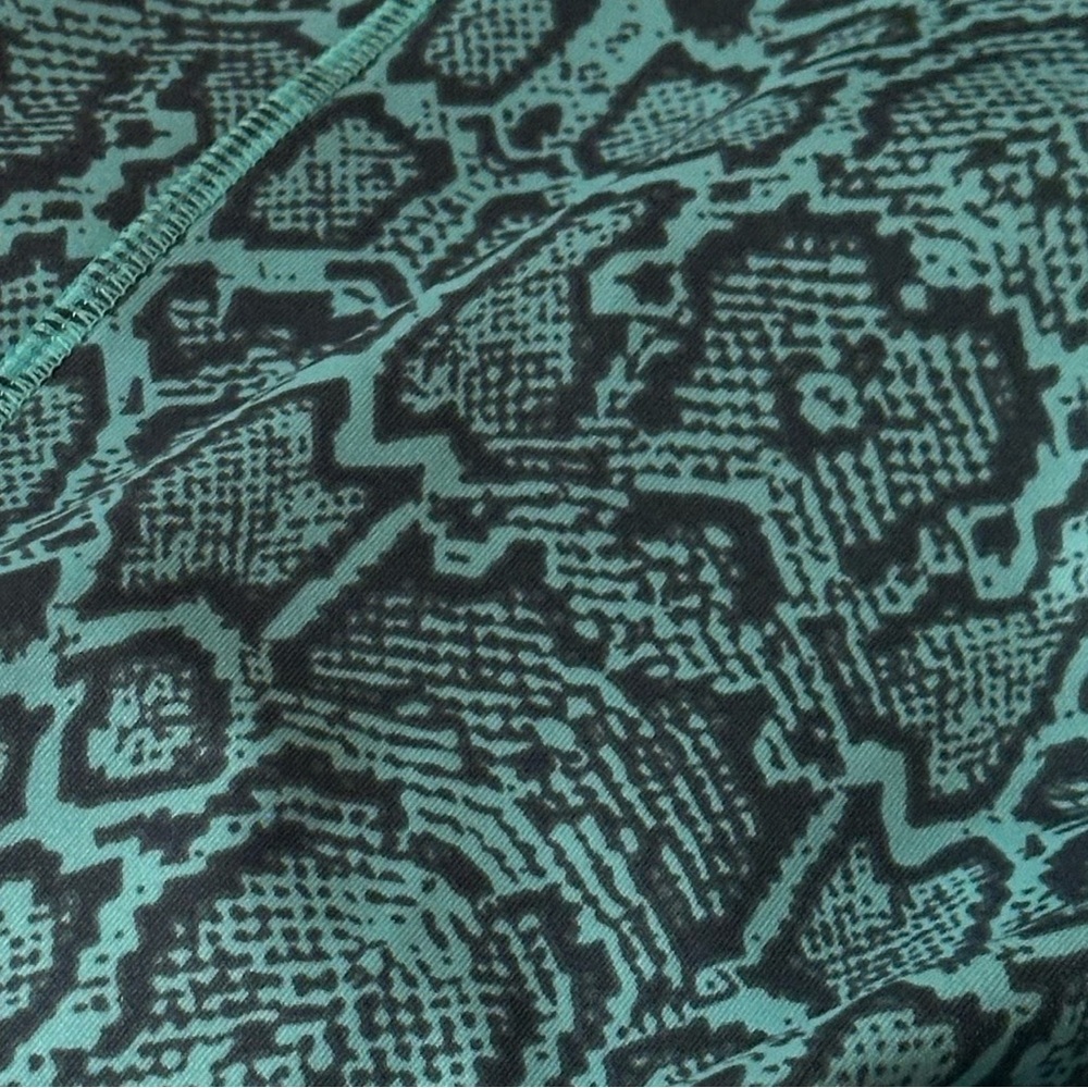 3X POP Fit Women's Green Grey Snakeskin Print Athletic Leggings with Pockets - Picture 5 of 12